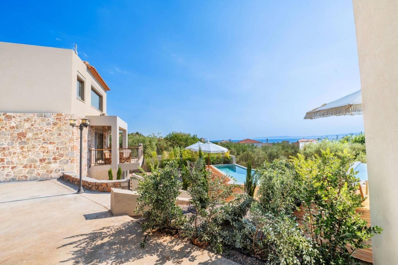 Petradi Suites Каламата Екстериор снимка